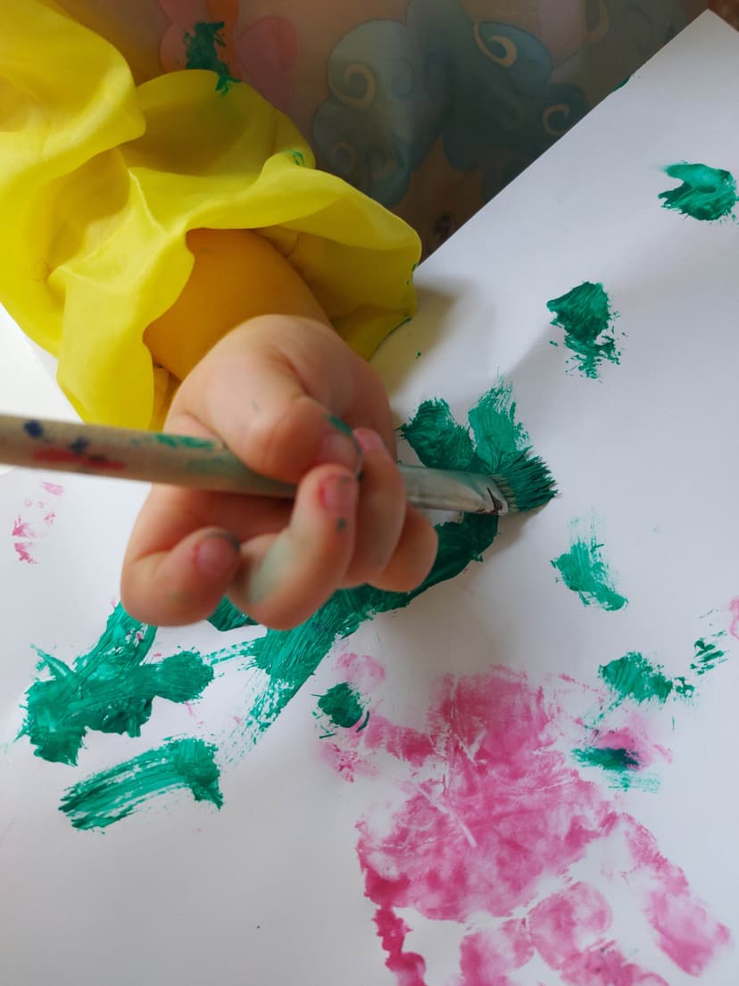 Kind malt mit Pinsel