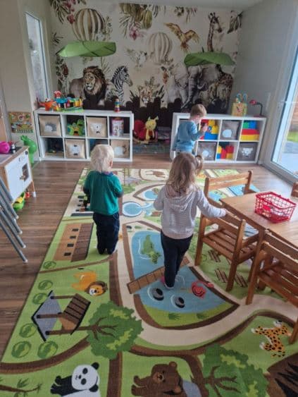 Spielzimmer mit Tier-Tapete